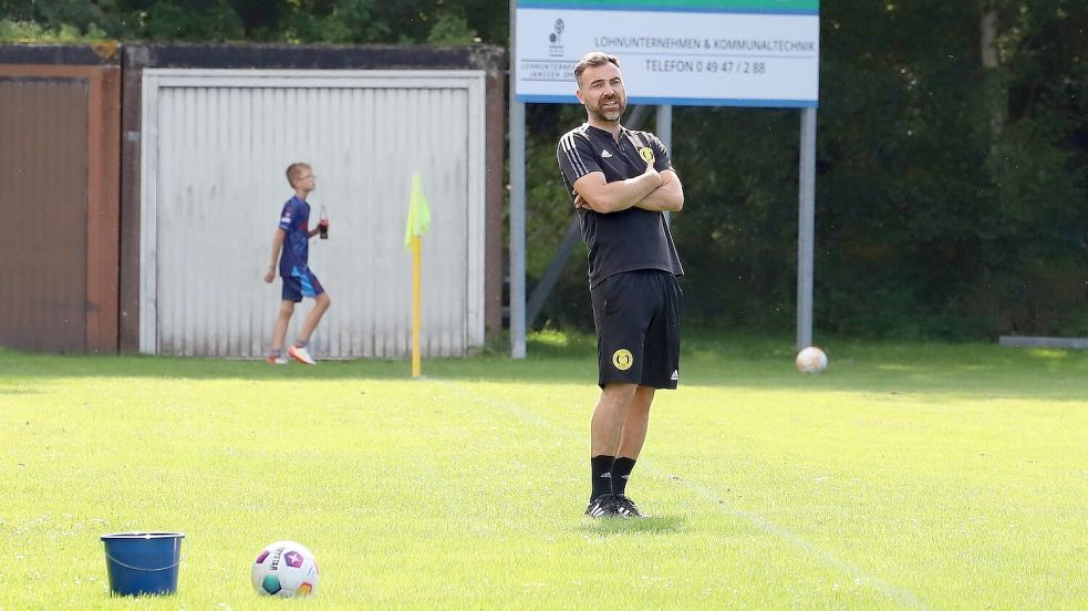 TuS-Coach Trainer Tobias Ryl sah in Hage drei frühe Gegentore und die zweite Saisonniederlage. Foto: Wilfried Gronewold
