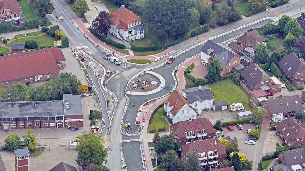 Auf diesem zwei Wochen alten Luftbild ist der neue Kreisverkehr schon gut zu erkennen. Foto: Bernd Heiken
