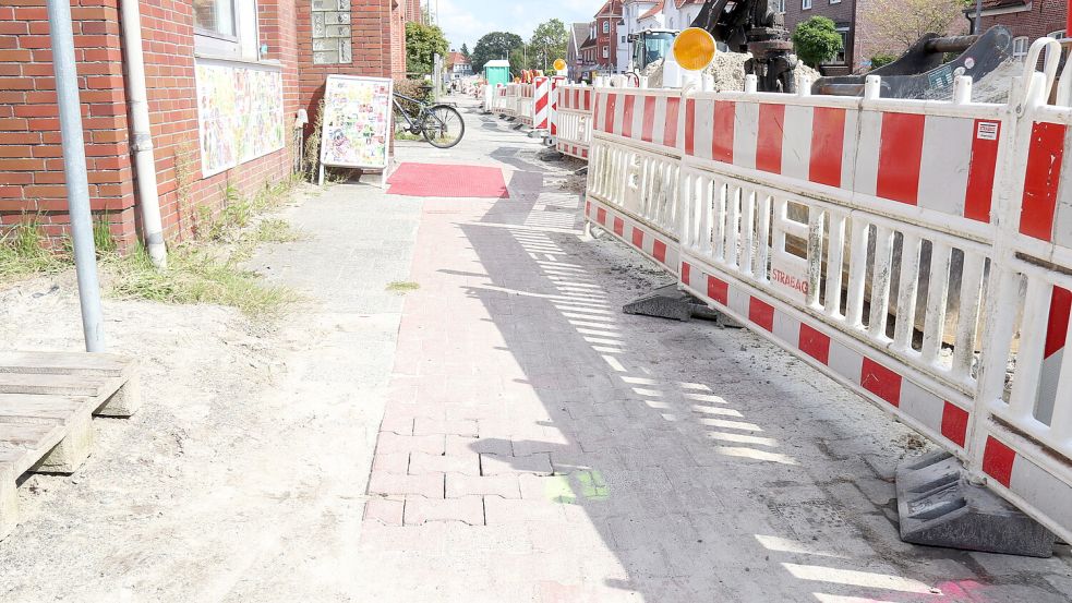 Für Radfahrer und Fußgänger ist es auf der Nordseite teils abenteuerlich. Durch die Baustelle führt für etliche Kinder der Schulweg zur Lambertischule. Laut Schulleiter Kai Münzel wurde das Verhalten im Baustellenbereich mit den Kindern geübt. Foto: Karin Böhmer