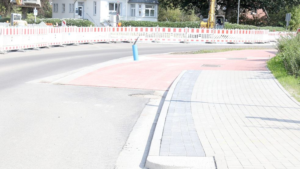 Hier endet kurz vor dem Kreisel bald der Radweg auf Fahrbahnhöhe und die Radler wechseln auf den kombinierten Zwei-Richtungs-Geh- und Radweg. Foto: Karin Böhmer