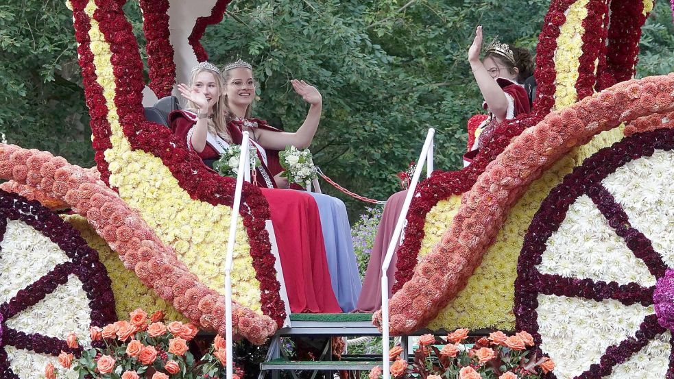 Aus einer mit blüten geschmückten Kutsche heraus verabschiedete sich das scheidende Königshaus. Foto: Helmut Vortanz