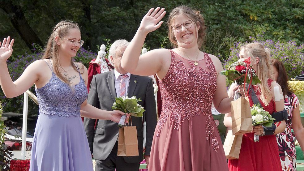 Jetzt wieder in zivil: Die scheidenden Majestäten Blütenkönigin Jana Gerdes (Rudbeckia I.) und ihre Prinzessinnen Finja Krause und Justine Brazda. Foto: Helmut Vortanz