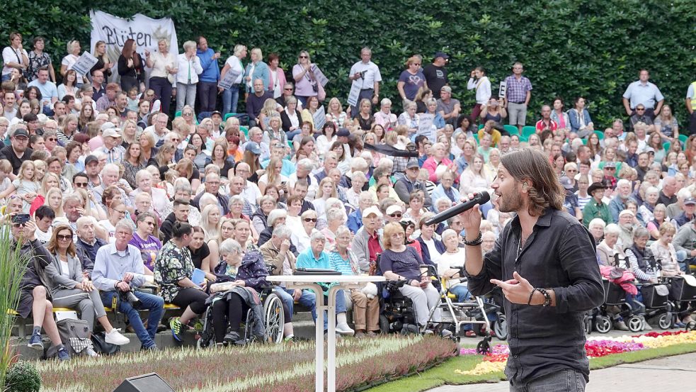 Julian Reim sang auf der Freilichtbühne. Foto: Helmut Vortanz