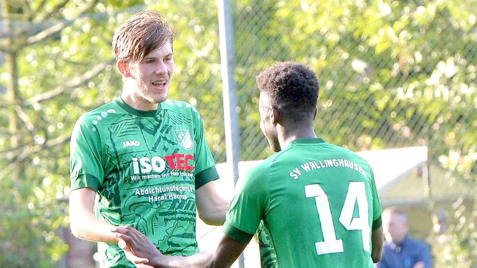 Malte Folkers und Kedin Muwenge bejubeln die Wallinghausener Führung gegen Pewsum.Foto: Bernd Wolfenberg