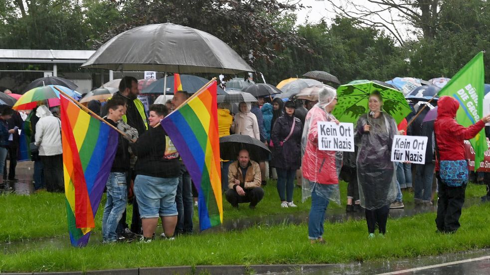 Melly Doden hat lange mit sich gerungen, ob sie an der Mahnwache in der Krummhörn gegen Rechts teilnehmen kann. Zusammen mit ihrer Frau hielt sie dort die Regenbogenfahne hoch. Foto: Kim Hüsing