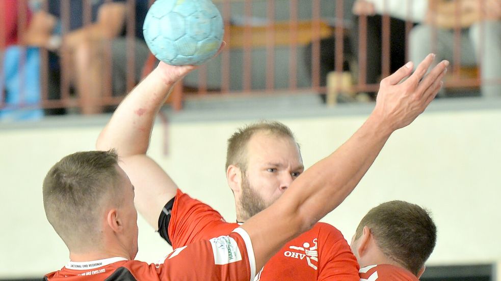 OHV-II-Spieler Jonas Speckmann gelang es ein ums andere Mal, sich gegen die Abwehr des TuS Haren durchzusetzen. Foto: Bernd Wolfenberg