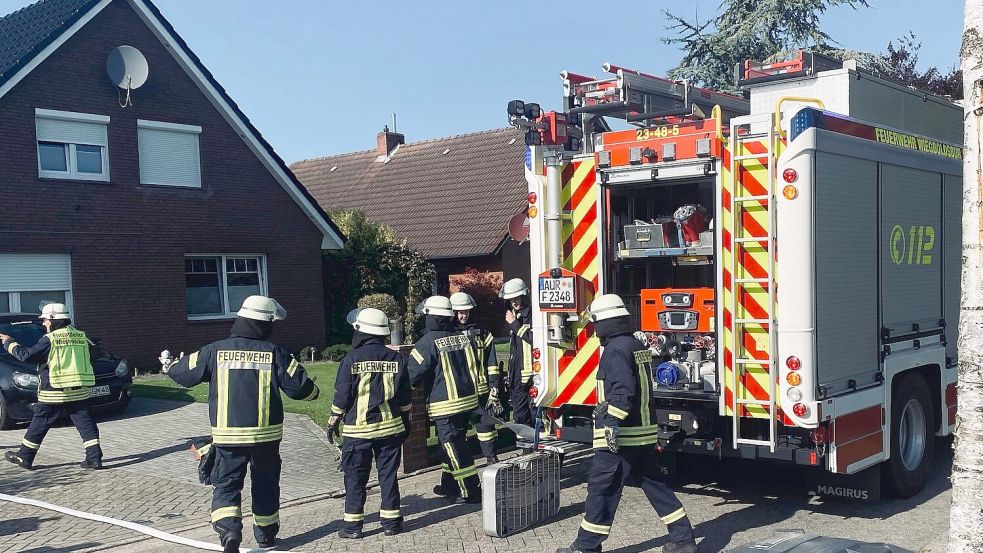 Mit mehreren Einsatzkräften war die Feuerwehr vor Ort. Foto: Holger Janssen