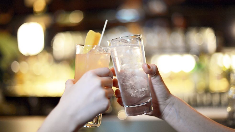 In Restaurants auf Mallorca fallen immer mehr ungewöhnliche Gebühren an - unter anderem für Eiswürfel in Getränken. Foto: dpa/Jens Kalaene