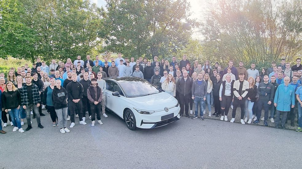 Die neuen Azubis gruppierten sich um das neue Fahrzeugmodell aus Emden, die Elektrolimousine ID 7. Foto: VW Emden