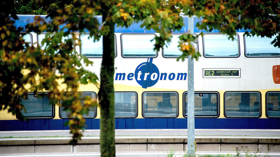 Bei Metronom fehlt Personal. Deshalb fährt das Unternehmen mittlerweile mit einem ausgedünnten Fahrplan. Foto: dpa/Hauke-Christian Dittrich