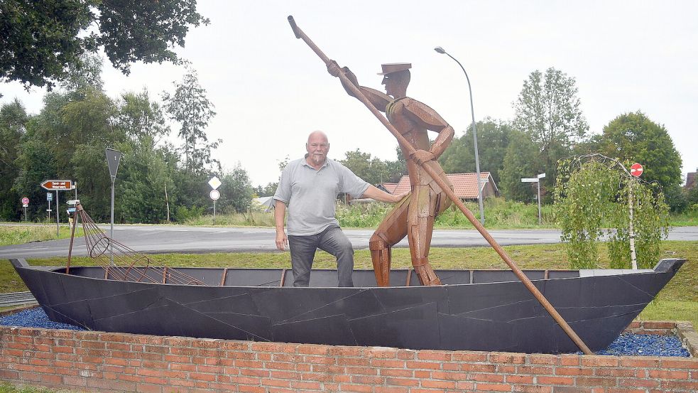 Eberhard Bongers, einer der Mitinitiatoren des Kunstwerkes, hat sich noch einmal in das Boot „getraut“. Foto: Gerd-Arnold Ubben