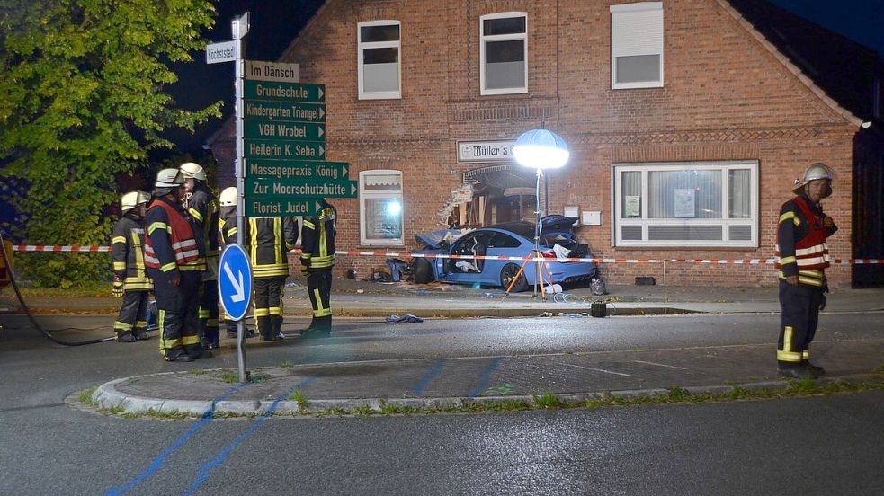 Ein Auto ist am Samstag in die Hauswand einer ehemaligen Gaststätte in Mulsum im Kreis Stade gekracht Foto: Polizei Stade