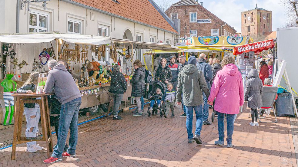 Zahlreiche Stände lockten die Besucher im vergangenen Jahr nach der Corona-Pause wieder auf den Frühjahrsmarkt. Foto: Folkert Bents
