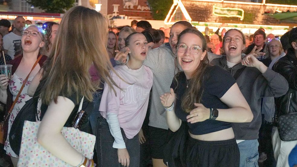 Ausgelassen wurden am Sonnabend auf dem Auricher Marktplatz Stadtfest gefeiert. Foto: Helmut Vortanz