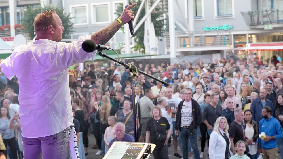 Die Band Six Pack spielte auf der Sparkassen-Bühne zweieinhalb Stunden aktuelle Hits sowie Rock- und Partyklassiker. Foto: Helmut Vortanz