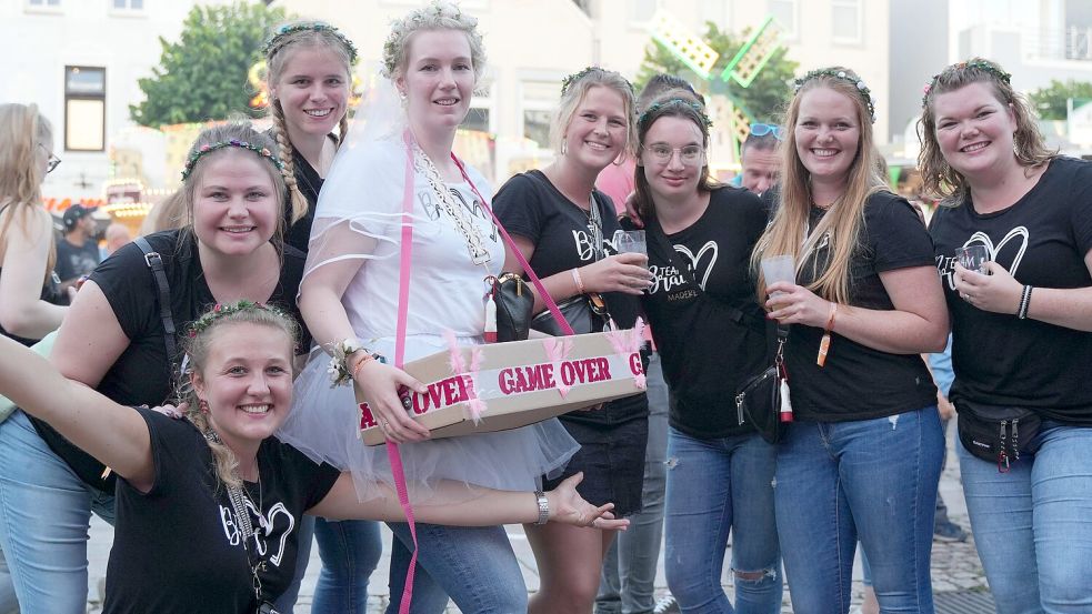 Maike Schuster feierte auf dem Stadtfest ihren Junggesellinnenabschied. Foto: Helmut Vortanz