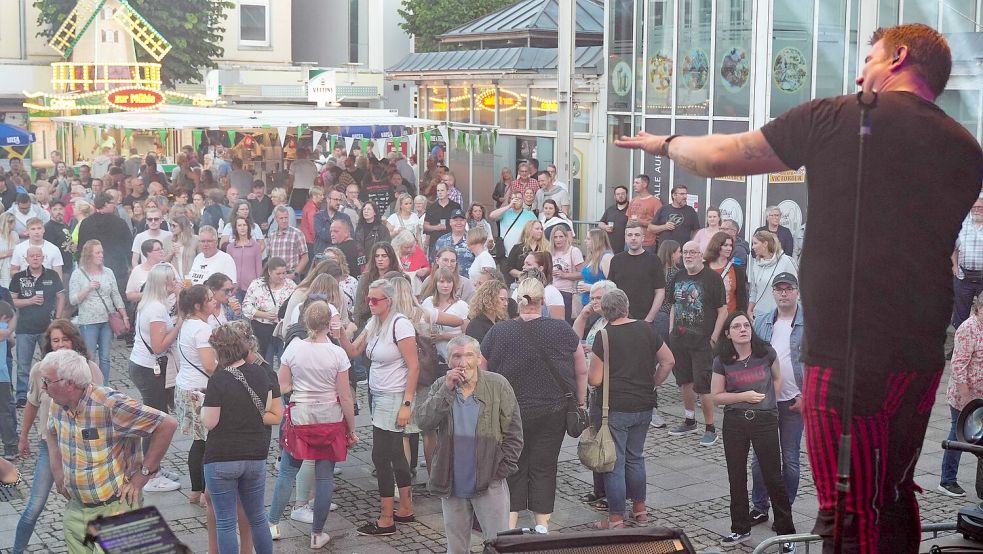 Auf der ON-Bühne spielten die Rockshots aus Hesel. Foto: Helmut Vortanz