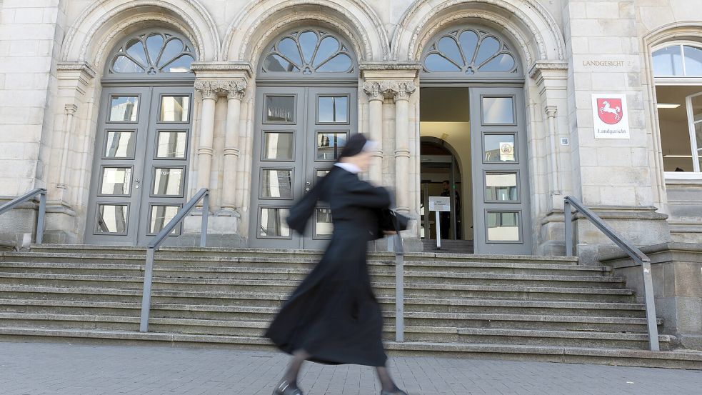 Vor dem Landgericht Osnabrück wird derzeit ein Mordfall unter Ausschluss der Öffentlichkeit verhandelt. Kritiker sehen darin einen Verstoß gegen die Pressefreiheit. Foto: dpa/Friso Gentsch