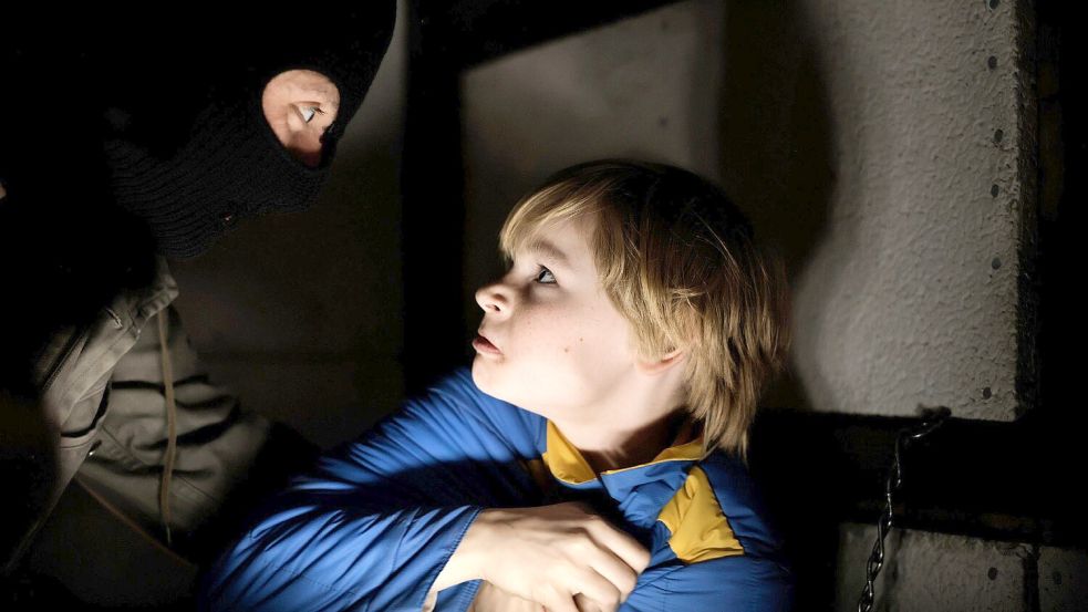 Der elfjährige Johannes Erlemann (Cecilio Andresen) mit einem Entführer in seinem engen Verlies. Szene aus dem Spielfilm „Entführt - 14 Tage Überleben“. Foto: RTL/Tom Trambow