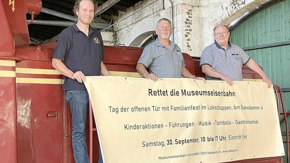 Schatzmeister Henning Immoor, zweiter Vorsitzender Andreas von Dieken und der Vorsitzende der MKO Christian Walther kämpfen um den Erhalt der Museumseisenbahn. Foto: Rebecca Kresse