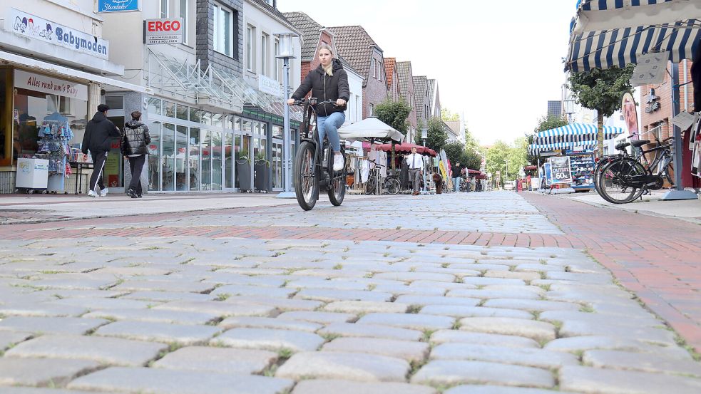 Fahrradfahrer sollen nach der Neupflasterung besser durch die Norderstraße fahren können – tagsüber bleibt es aber weiter verboten. Foto: Heino Hermanns