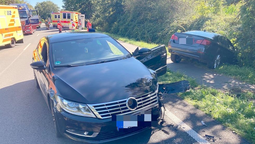 Ein VW wurde schwer beschädigt, ein BMW geriet in den Graben. Foto: Aiko Recke