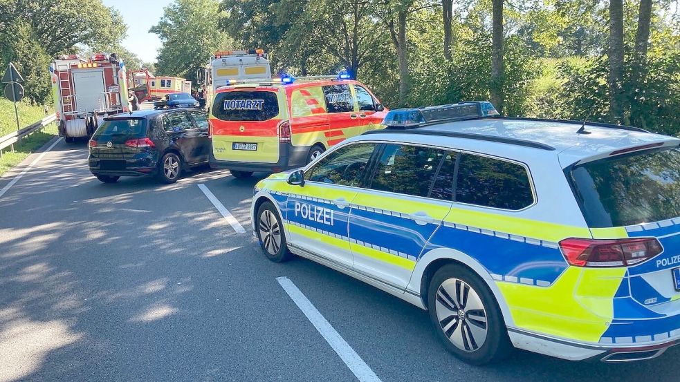 Zahlreiche Einsatzfahrzeuge sind vor Ort, die Bundesstraße ist gesperrt.