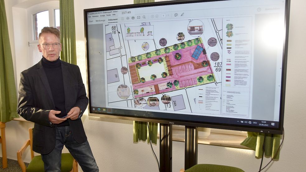 •Planer Werner Klöver aus Leer stellte im vergangenen September kurz vor der Antragstellung seine Ideen zur Gestaltung des Dorfplatzes in Leezdorf vor. Foto: Thomas Dirks