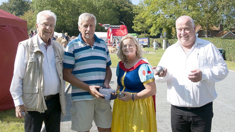 Hans-Gerd Meyerholz, Harald Diemel, Hilde Ubben im Schneewittchenkostüm und Ortsbürgermeister Rolf-Werner Blesene zückten am Sonnabend die Kugeln und eröffneten die neuen Boule-Bahnen auch offiziell. Foto: Maike Apel