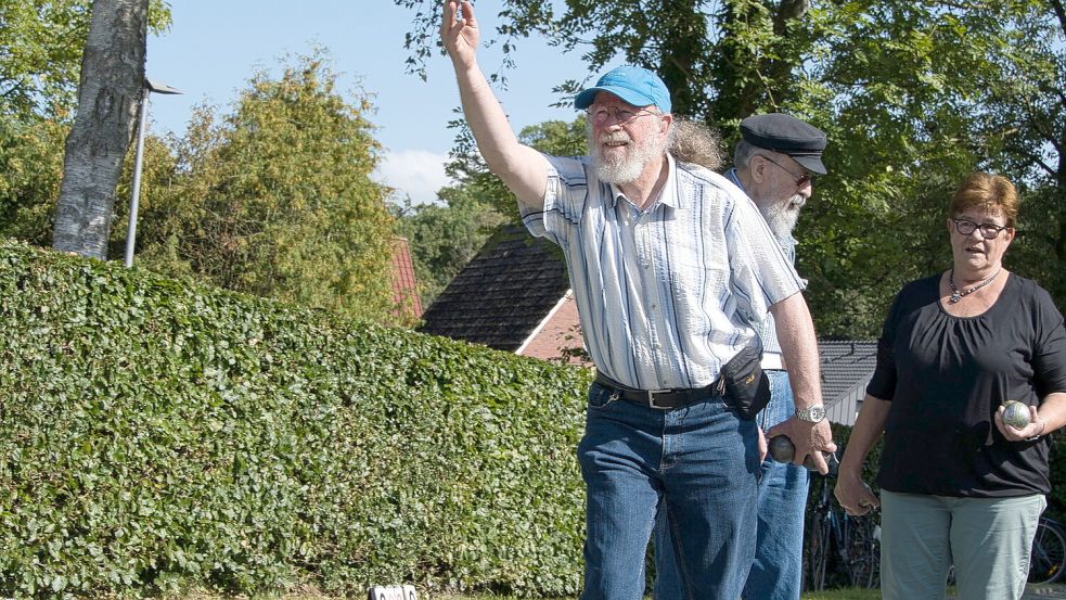 Heinz Galliat wirft unter den Blicken seines Vaters Franz Galliat und von Foline Mühring die Kugel. Foto: Maike Apel
