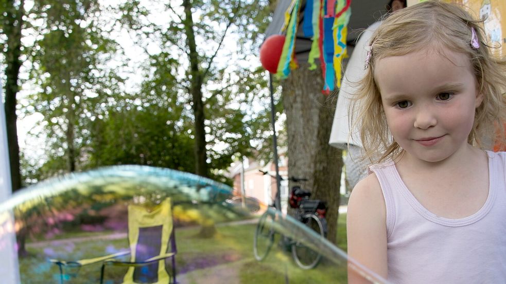 Ayleen war fasziniert von den großen Seifenblasen. Außerdem gab es noch jede Menge anderer Angebote für Kinder. Foto: Maike Apel
