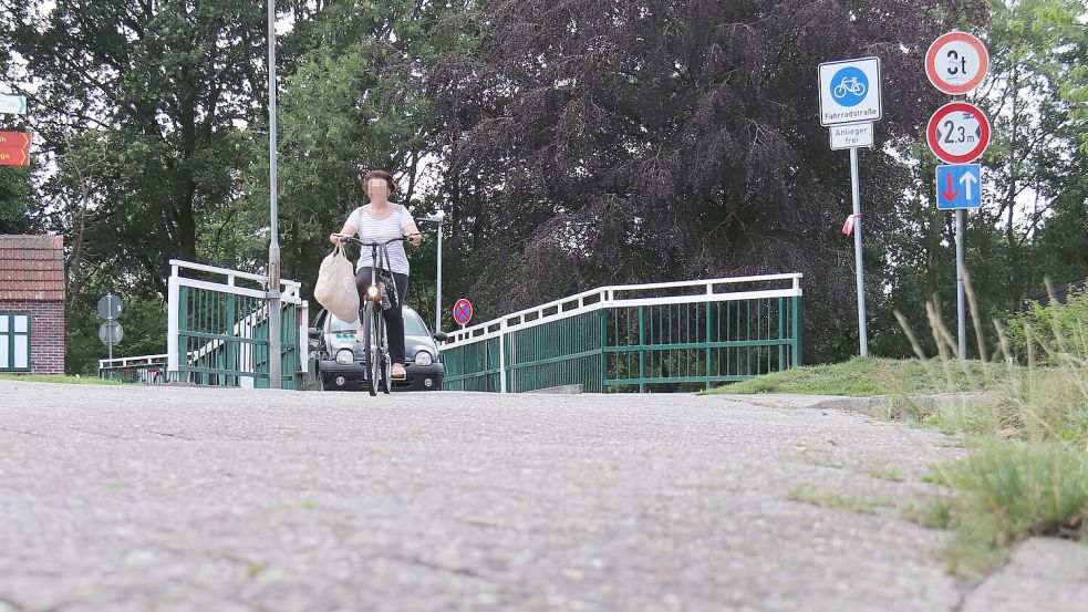 Der Grüne Weg ist Aurichs erste und bislang einzige Fahrradstraße. Der Westgaster Weg im weiteren Verlauf ist in keinem guten Zustand. Foto: Heino Hermanns
