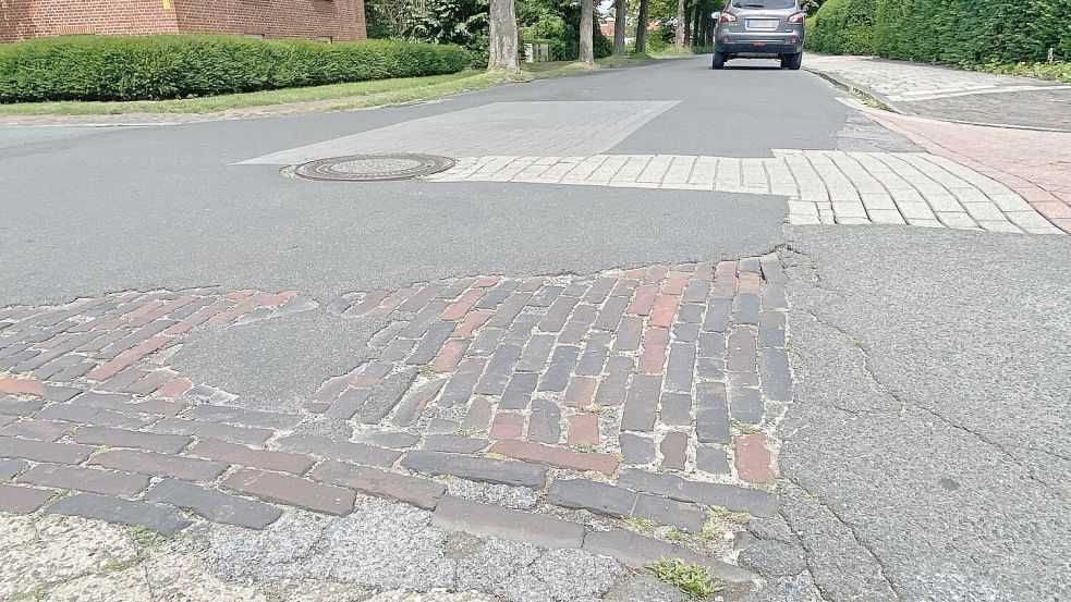 Im Extumer Weg gibt es in Höhe der Bürgermeister-Schwiening-Straße ein Flickwerk im Pflaster. Foto: Heino Hermanns