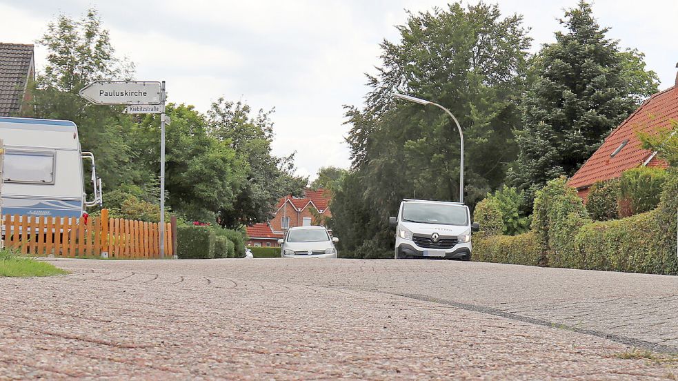 Einer Berg- und Talbahn gleicht die Kreuzstraße, die eigentlich auch zur Fahrradstraße werden sollte. Foto: Heino Hermanns