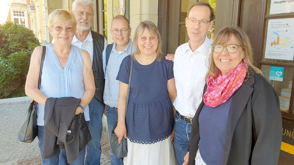 Sie sind vorerst erleichtert, die Pflegeeltern Jürgen und Gabi Roks (v.l), Matthias und Heike Steinebach sowie Hans und Anja Kemeny aus Ratekau. Foto: Constanze Emde