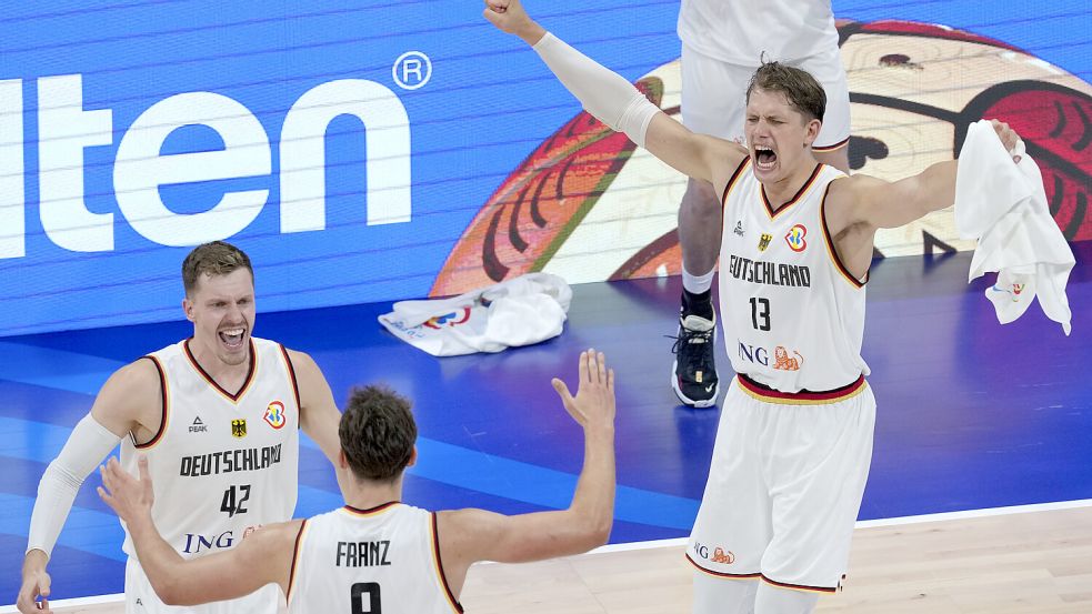 Freuen sich auf ein Duell mit den USA: Die deutschen Basketballer Moritz Wagner (r), Andreas Obst (l), und Franz Wagner. Foto: dpa/AP