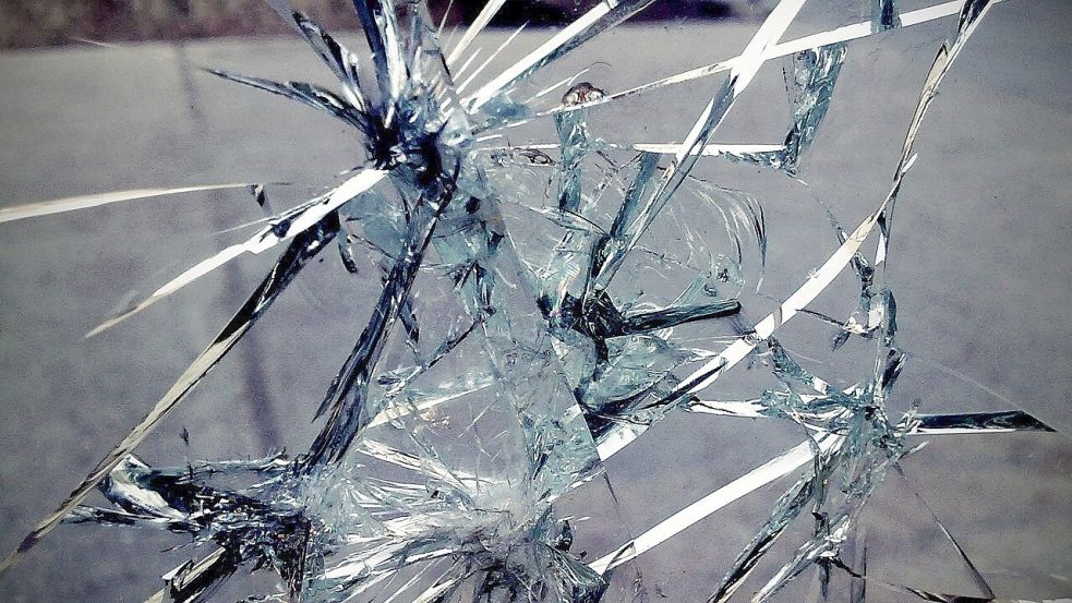 Unter anderem ging eine Schaufensterscheibe zu Bruch. Symbolfoto: Pixabay