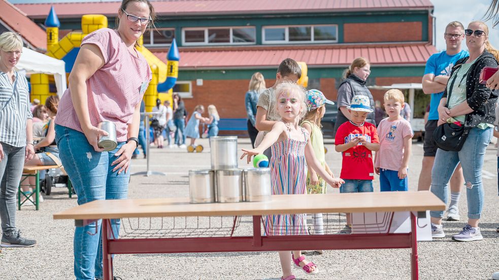 Dosenwerfen ist immer beliebt. Der Förderverein bot den Kindern ein kunterbuntes Programm. Foto: Folkert Bents