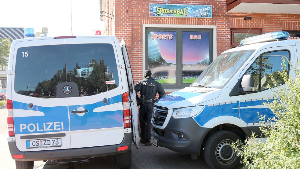 Polizei-Mannschaftswagen mit Osnabrücker Kennzeichen stehen vor dem einstigen „Bremer Schlüssel“. Inzwischen hängt an dem Gebäude Werbung für eine „Sportsbar“. Foto: Romuald Banik