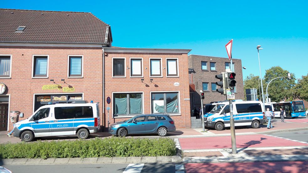 Großeinsatz in den Räumen des früheren Hotels „Bremer Schlüssel“ an der Norderstraße in Aurich. Foto: Romuald Banik