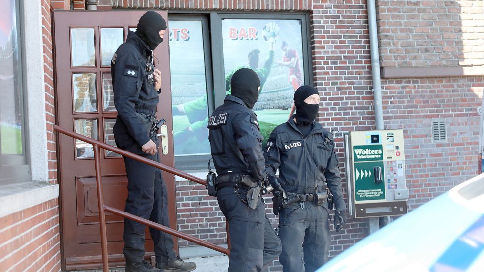 Polizisten stehen an einem der Eingänge des Gebäudes. Foto: Romuald Banik