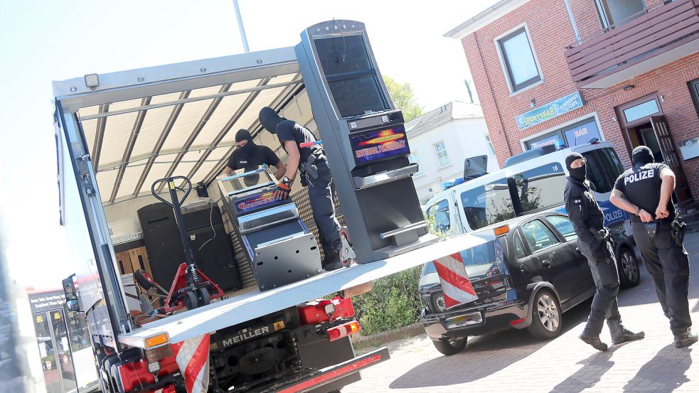 Die Ermittler transportierten Glücksspielautomaten mit einem Lastwagen ab. Foto: Romuald Banik