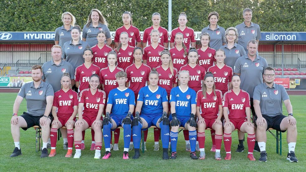 Mit diesem Kader und einem großen Betreuerstab geht die Sportvereinigung Aurich in die diesjährige Bundesliga-Saison. Foto: Helmut Vortanz