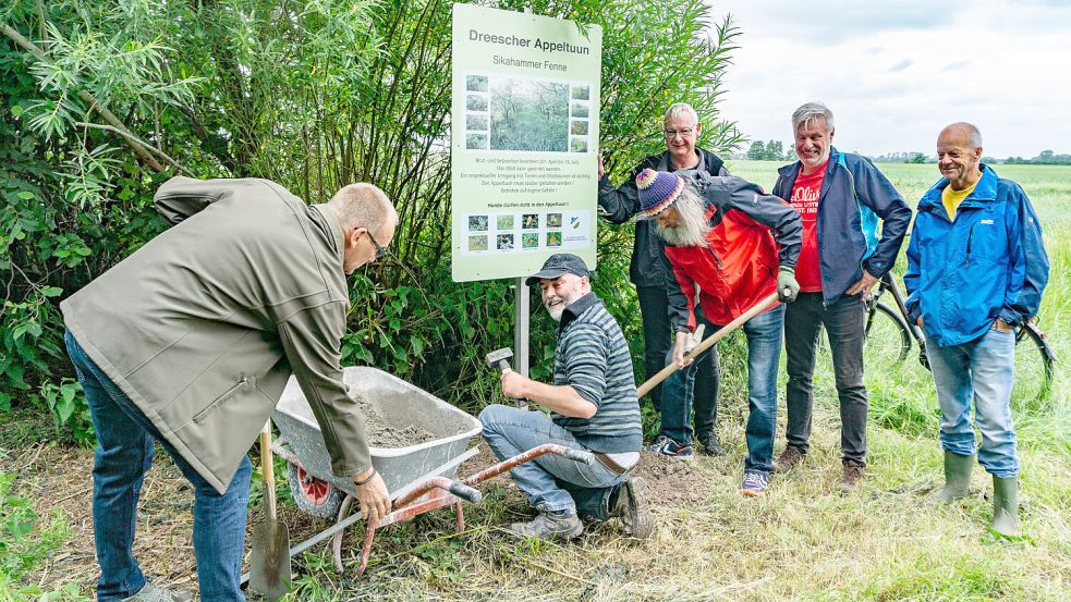 Hier steht schon ein Schild: Helfer stellten im Juli 2020 am Eingang des „Dreescher Appeltuuns“ eine Infotafel auf. Foto: Folkert Bents