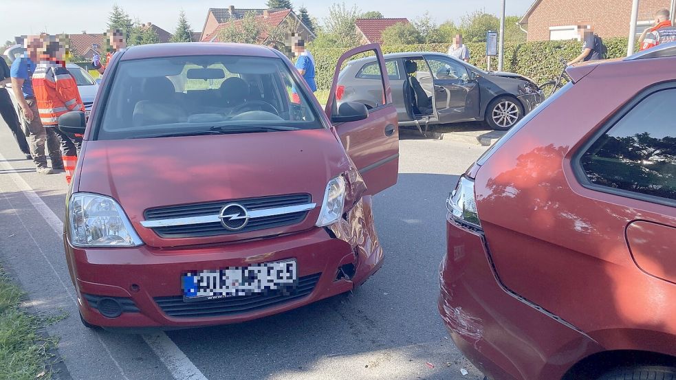 Drei Autos wurden bei dem Unfall beschädigt. Foto: Holger Janssen