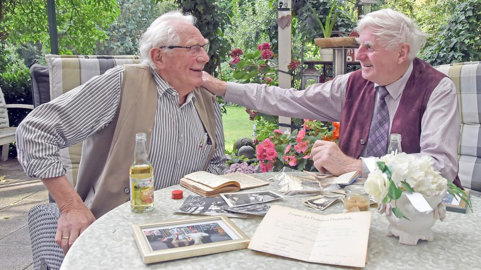 Zwei, die sich verstehen und beim Anschauen alter Fotos Spaß haben: Gerd Ennenga (links) und Gerrit Freimuth. Foto: Thomas Dirks