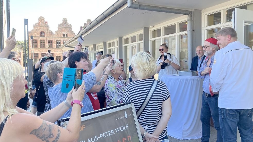 Viele Fans von Autor Klaus-Peter Wolf wollten die Ausstellungseröffnung live erleben. Foto: Rebecca Kresse