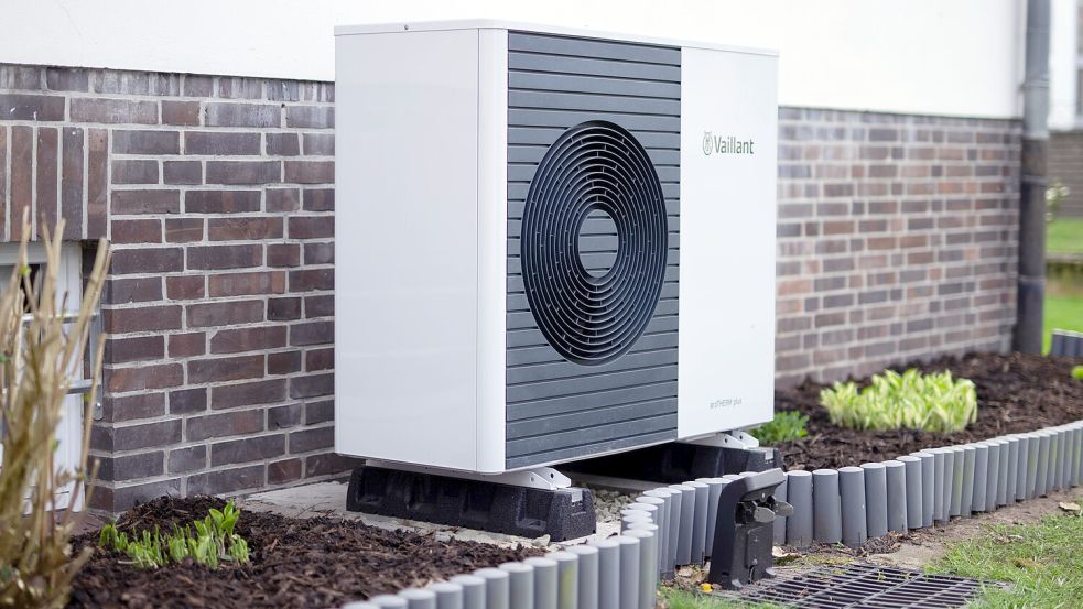 Eine Wärmepumpe an einem Haus. Foto: DPA