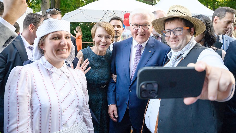Selfies, gute Laune, warme Worte - doch von einem Bundespäsidenten darf man noch mehr erwarten. Foto: dpa/Bernd von Jutrczenka