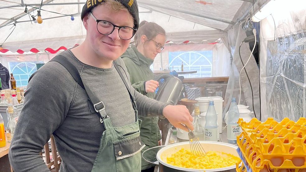 Hier bereitet der Chef das Frühstück: Nach der Maibaumfeier der Dorfjugend gibt es am nächsten Morgen eine richtige Stärkung. Aus den Händen von Marco Garrelts gibt es ein XXL-Rührei. Die Eier stammen natürlich aus der eigenen Freilandhaltung. Foto: privat